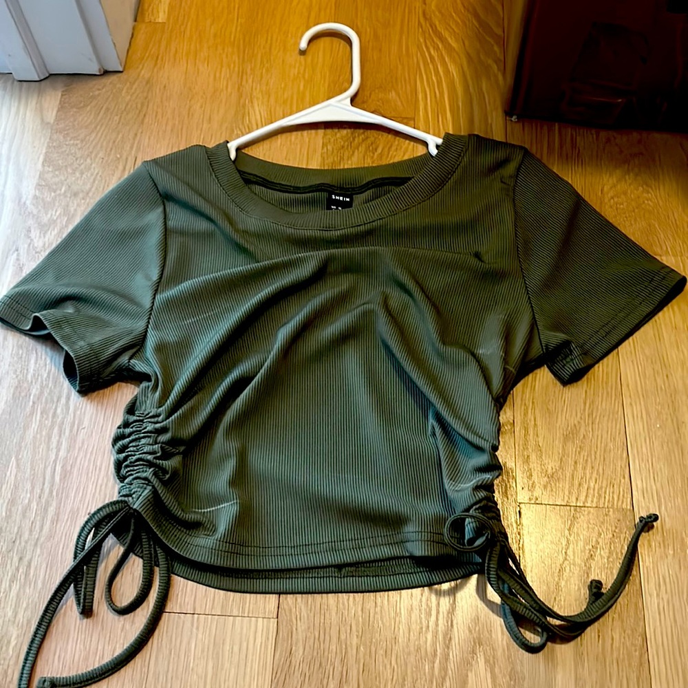 t shirt with adjustable side lengths